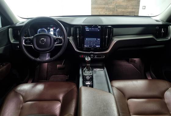 VOLVO XC60 2.0 D5 DIESEL MOMENTUM AWD GEARTRONIC